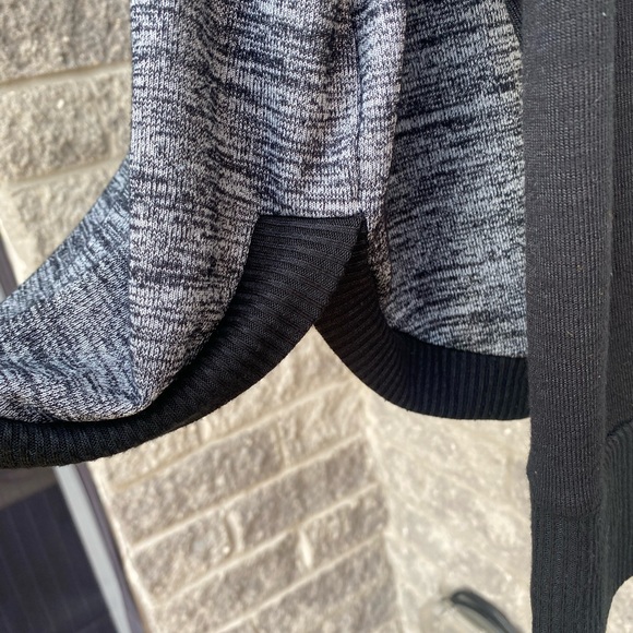 Two-tone Large Gap Top 🖤🩶 - Picture 2 of 3